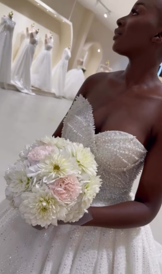 Bouquet de cérémonie ou mariage, fleurs fraîches premium pour moment d’exception.