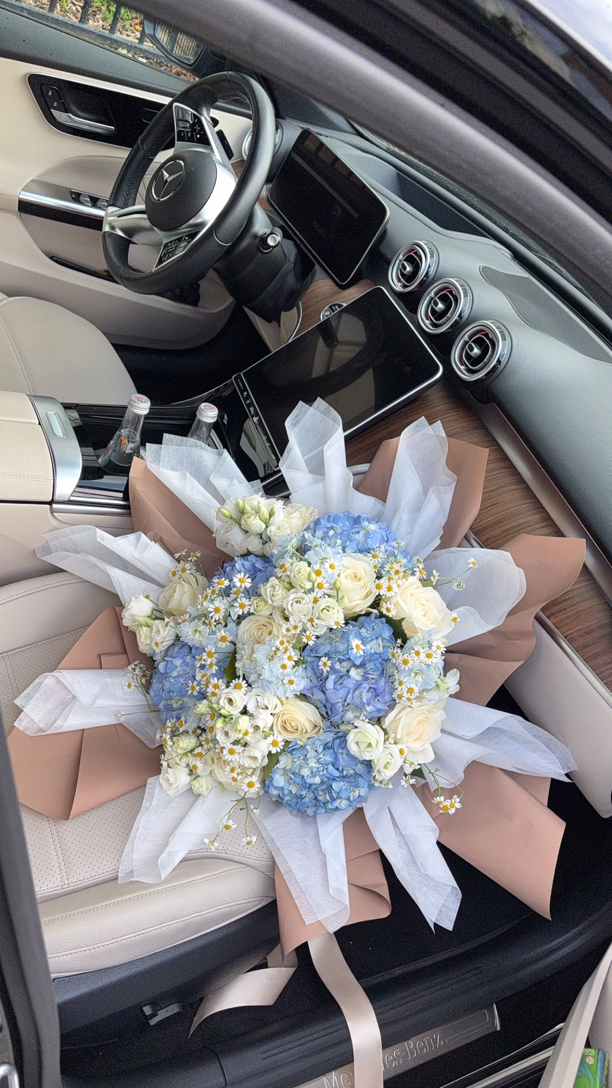 Création florale artisanale premium, bouquet élégant pour décoration ou cadeau haut de gamme.