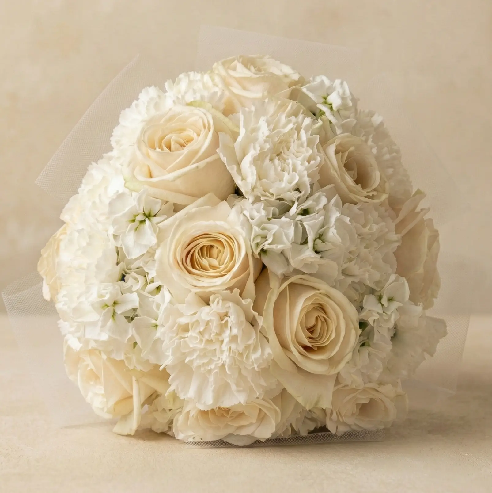 Bouquet ivoire chic pour mariage composé de roses ivoire et giroflées blanches