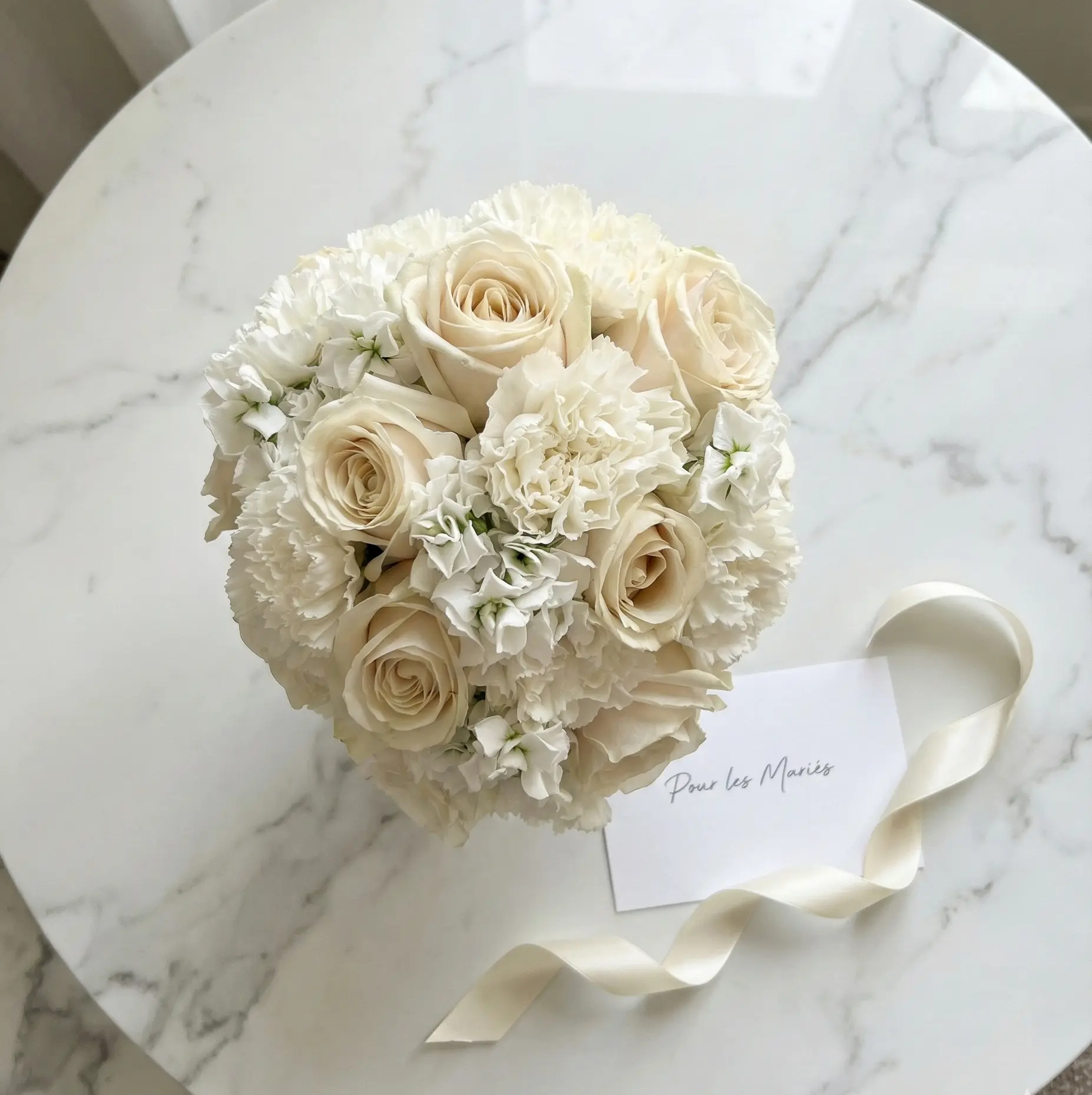 Bouquet de mariée blanc ivoire compact avec tulle délicat et fleurs fraîches