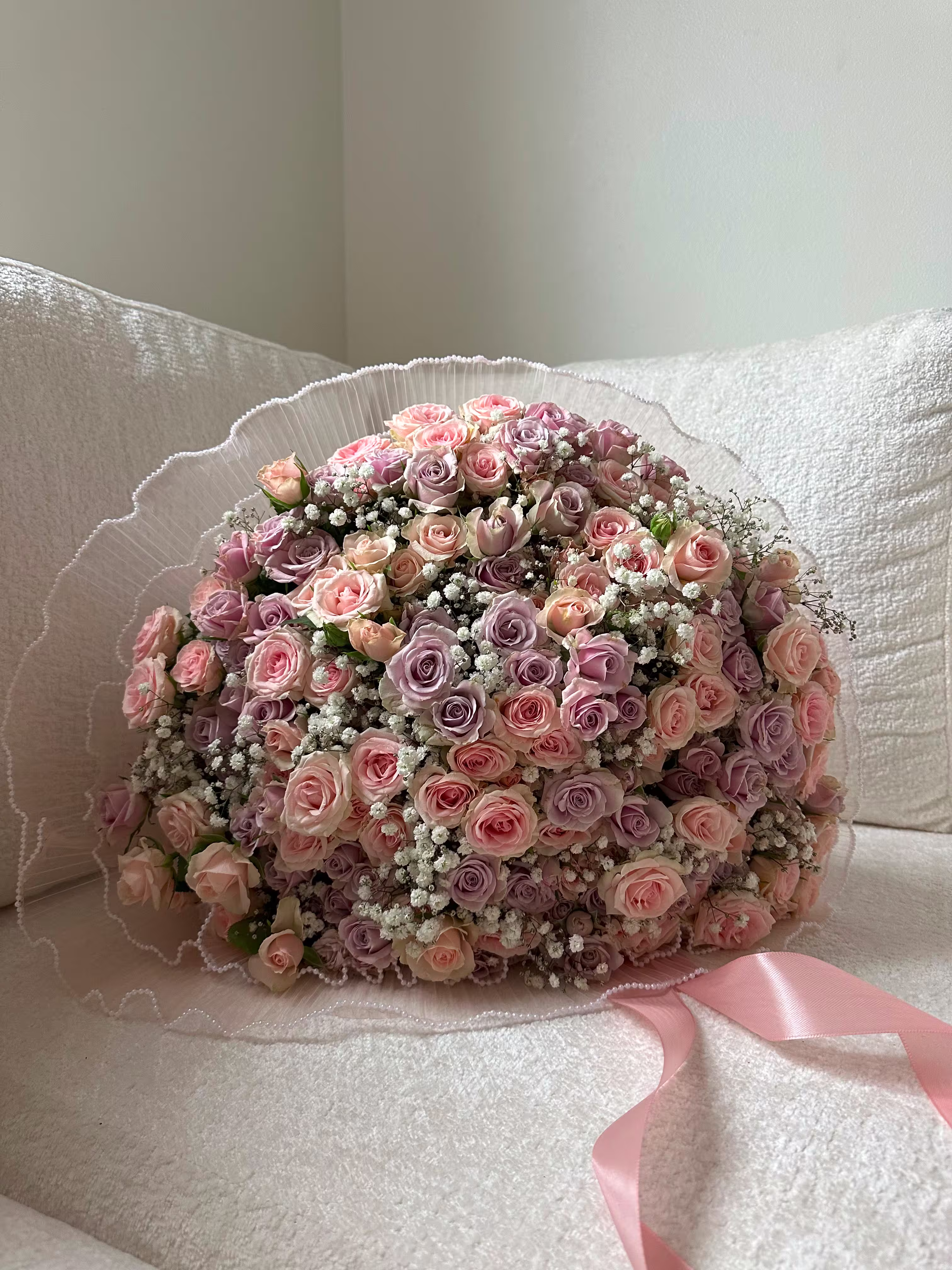 Bouquet Iman rosettes mauves et roses gypsophile création signature luxe