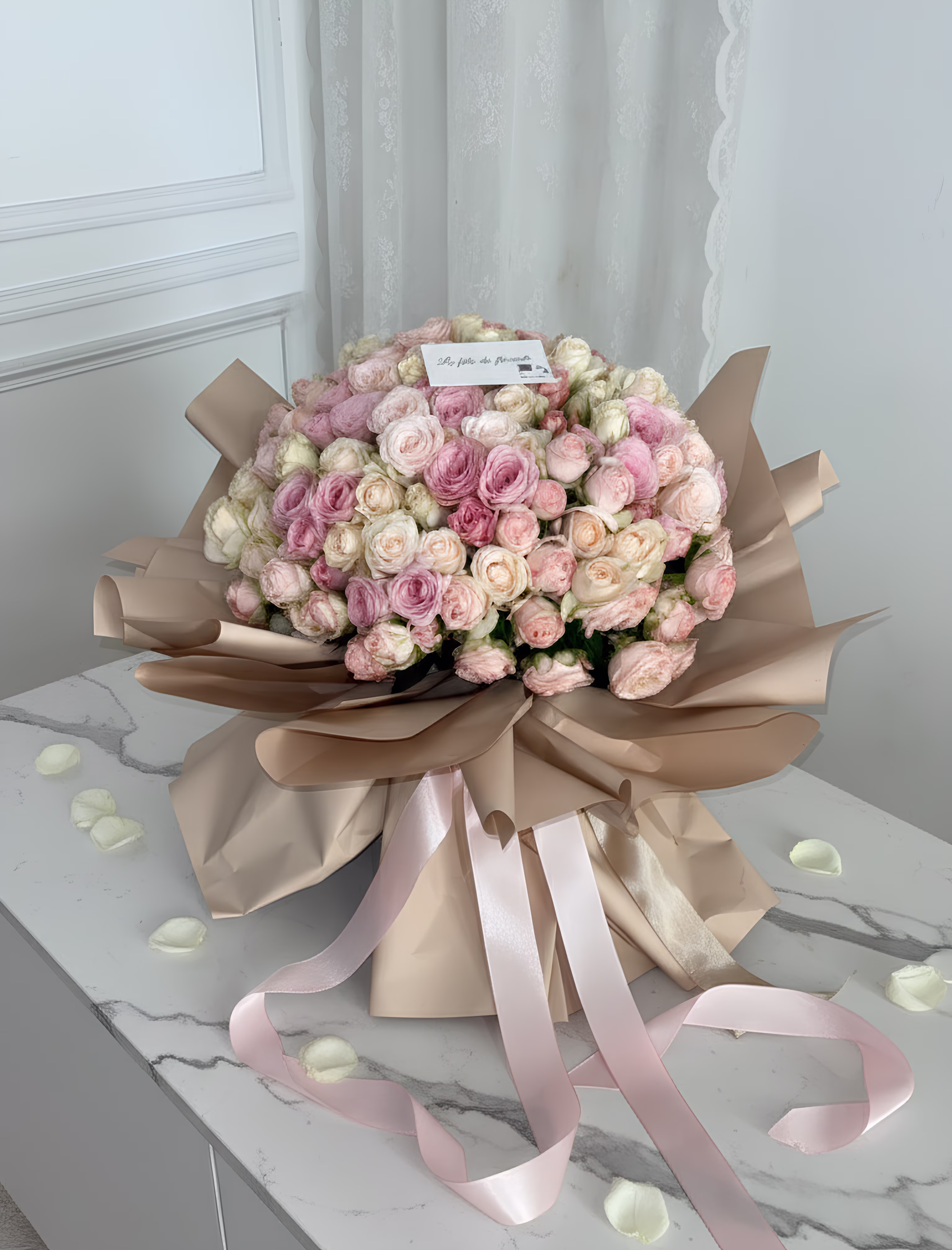 Bouquet de roses poudrées haut de gamme emballage satin cadeau floral premium