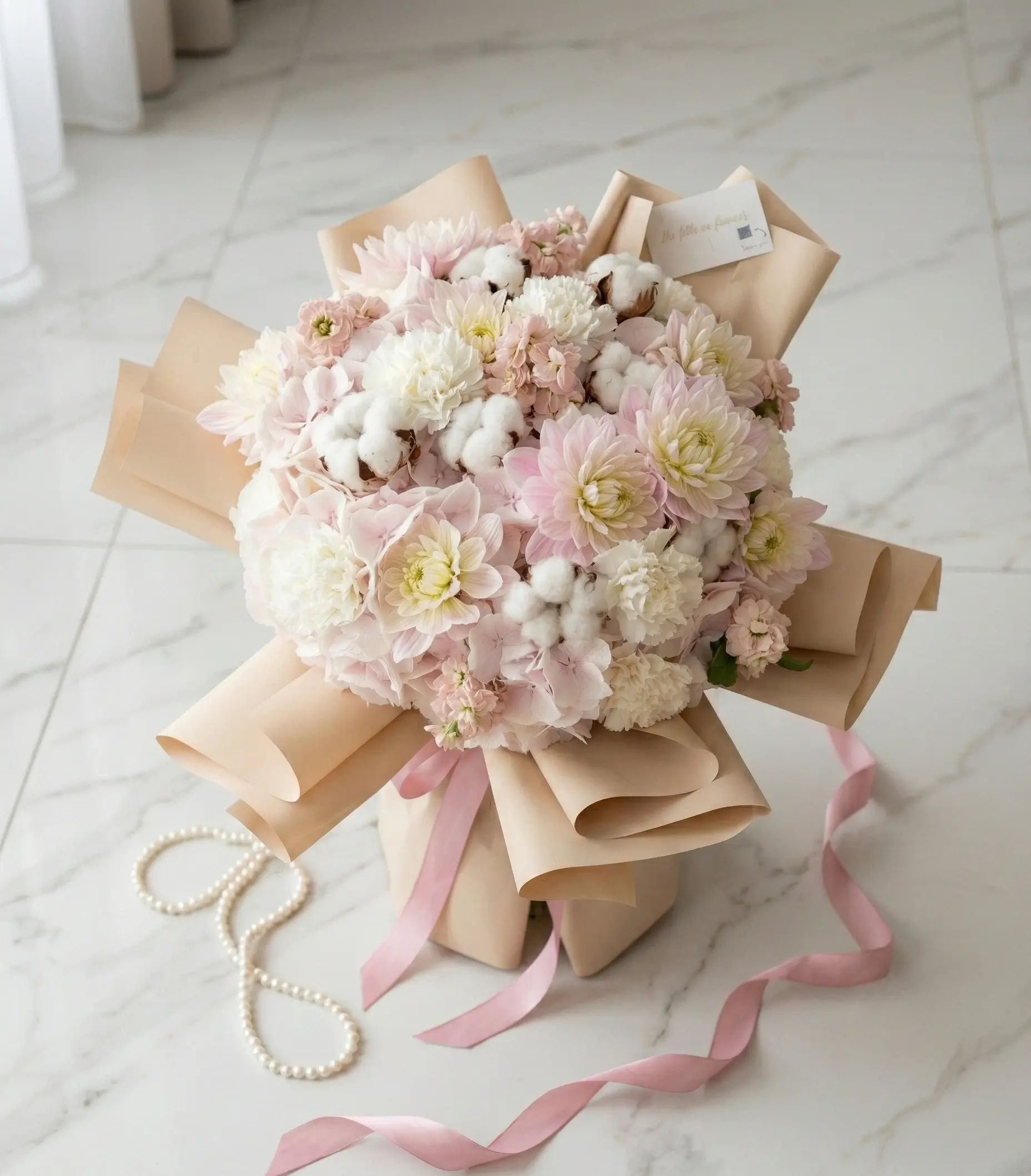 Bouquet luxe dahlias hortensias fleurs coton rose poudré composition florale haut de gamme