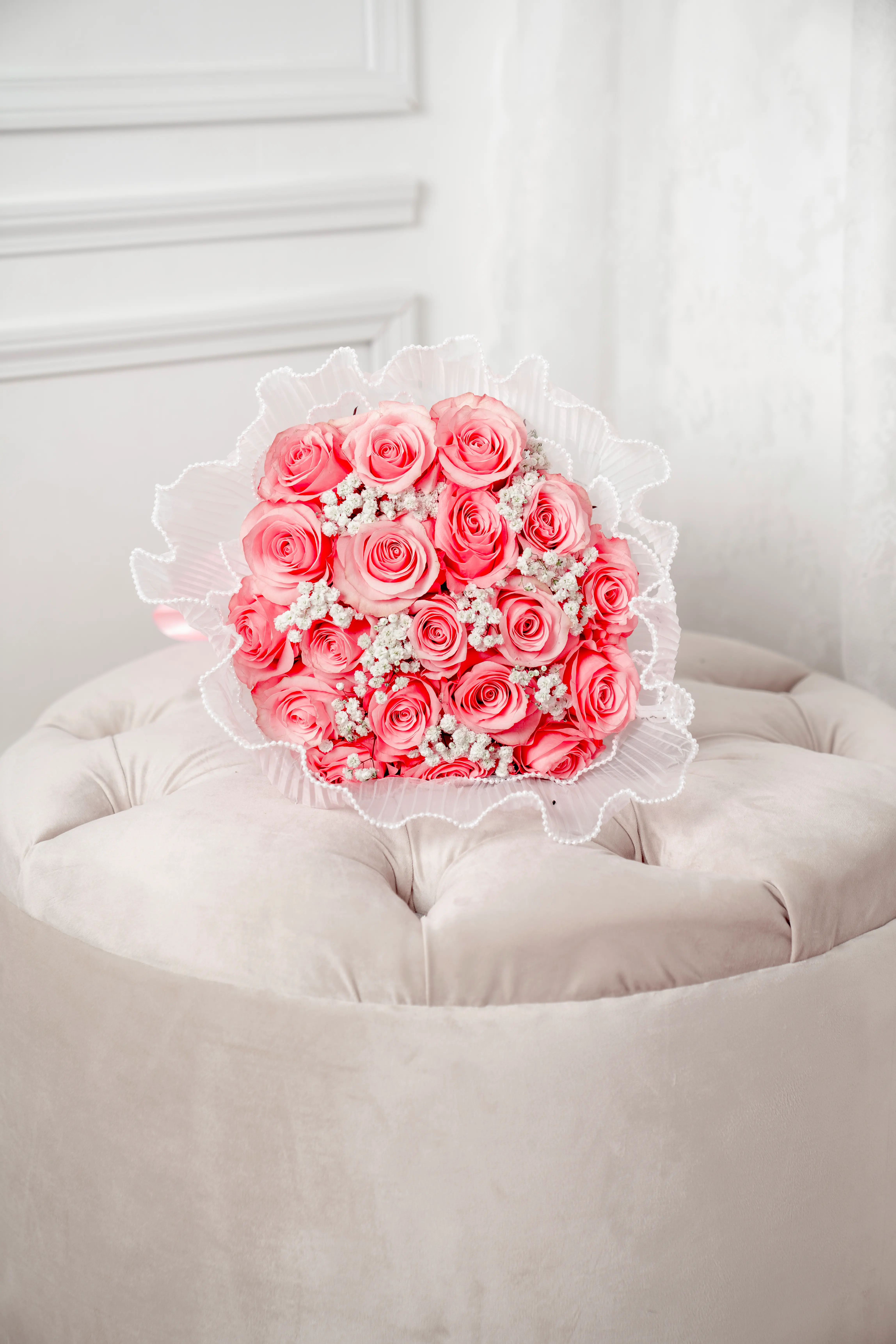 Bouquet Rubis roses roses éclatantes gypsophile blanc composition florale luxe